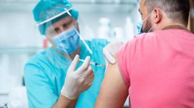 Великобритания третий день подряд вакцинирует рекордное количество людей
