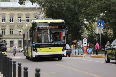 Из-за ремонта улицы Бандеры во Львове изменили маршруты движения трамваев и троллейбусов