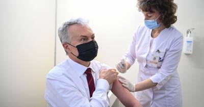 "Без сомнений": президент Литвы сделал прививку вакциной AstraZeneca