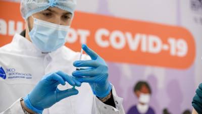 Почти 330 тыс. петербуржцев вакцинировали от COVID-19