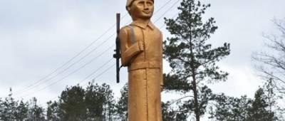 В сети хохочут над статуей в Житомире, которая похожа на Путина