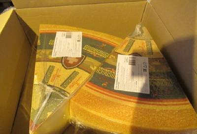 Фото: 24,5 тонны швейцарского сыра не допустили в Петербург