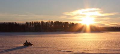 На севере Карелии рыбак на снегоходе заблудился с метель на озере – потребовалась помощь спасателей