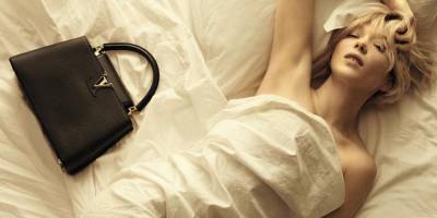 В постели с сумкой. Леа Сейду повторила культовые фото Мэрилин Монро в рекламе Louis Vuitton