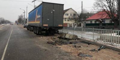 В Житомирской области неуправляемая легковушка влетела под грузовик: три человека погибли