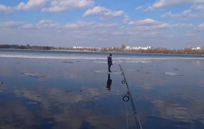 В Киеве спиннингом спасли ребенка со льдины