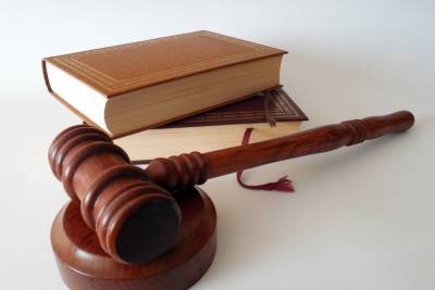 Рязанские приставы через суд добиваются запрета на выезд должника за границу
