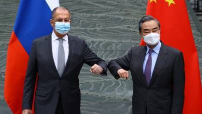 Лавров вышел на прогулку в Китае в маске с нецензурной надписью