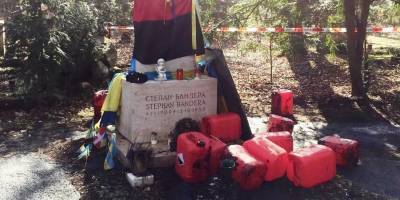 Киев требует от немецких властей расследовать нападение на могилу Бандеры