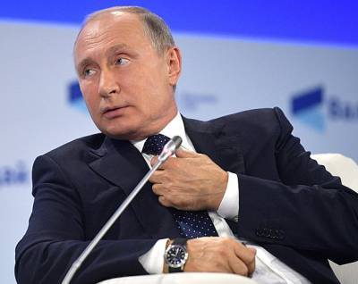 На столе Владимира Путина в тайге пользователи Сети обнаружили «тайное послание» Джо Байдену