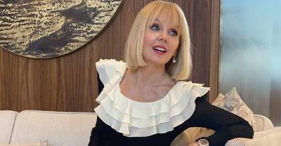 52-летняя Валерия примерила черное платье с белым воротником и экстремальным разрезом