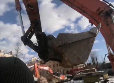 В Петербурге застройщик сносит историческое здание вопреки решению суда
