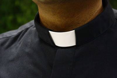 В США экс-священника и двух доминактрис после группового секса у алтаря обвинили в вандализме