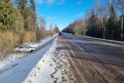 На дороге в Тверской области перевернулась иномарка: две женщины получили травмы