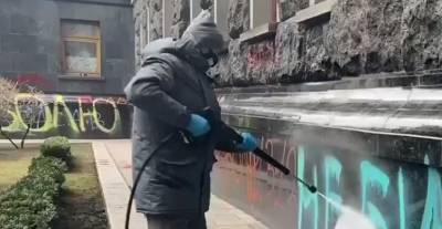 Беспорядки в ОП – на Банковой сейчас отмывают стены от краски, видео - ТЕЛЕГРАФ