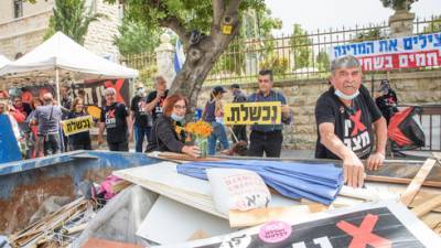 После 9 месяцев протеста в Иерусалиме ликвидировали палатки возле резиденции Нетаниягу