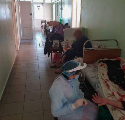 В «красных» зонах Украины заканчиваются койки: люди лежат в коридорах больниц