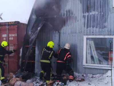 На Сысольское шоссе в Сыктывкаре горел склад строительных материалов