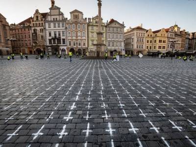На брусчатку в центре Праги нанесли 25 тысяч крестов в память о жертвах коронавируса