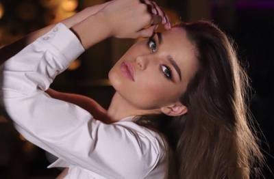 Мисс Украина Леонила Гузь блеснула загорелым бюстом в соблазнительном мини: "Дама в красном"