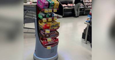 Кондитерская компания создала робота, который преследует покупателей и предлагает сладости