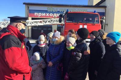 Сироты и трудные подростки познакомились с профессией пожарного в Гатчинском районе