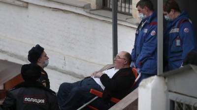 Бизнесмен Шпигель госпитализирован из здания суда