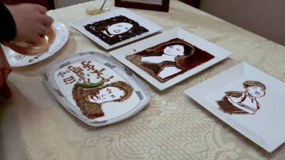 Египтянка создает портреты знаменитостей из кофе, шоколада и меда.