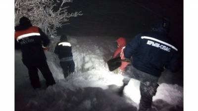 Из снега и грязи: в Крыму спасатели вызволили три авто с людьми