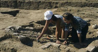 Она весит почти 300 грамм, ей 3000 лет: в Китае во время раскопок нашли золотую маску
