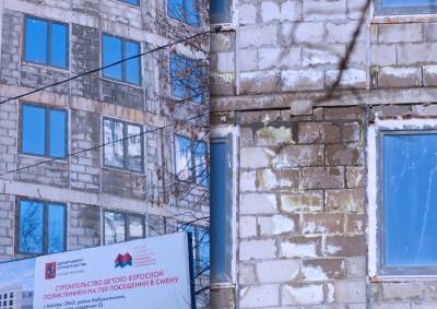 Пятна неизвестного происхождения обнаружили на строящемся здании поликлиники в Бабушкинском районе