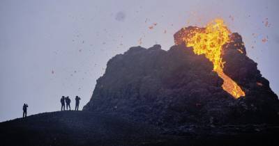 Жарят над лавой сосиски: извергающийся в Исландии вулкан стал местом "паломничества" туристов