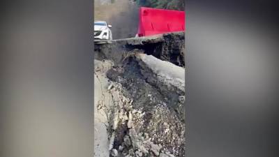 В Сочи оползень разрушил участок дороги