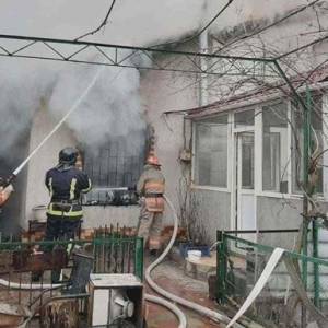 В Одессе во время тушения пожара умер спасатель. Видео