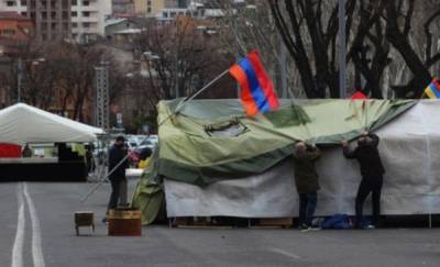 Лагерь уходит: армянская оппозиция недовольна «пассивностью» генералов