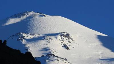 Пропавший на Эльбрусе альпинист умер после падения в расщелину
