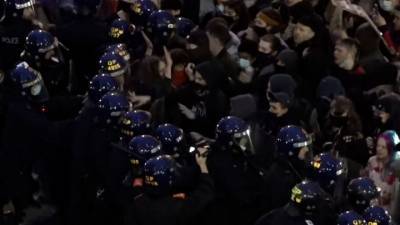 Вести в 20:00. В Бристоле протесты против нового закона о полиции закончились насилием