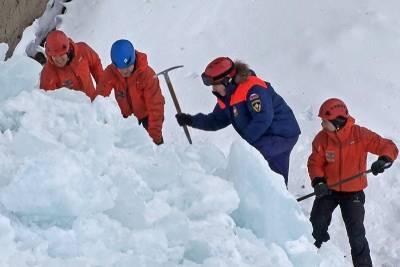Спасатели сообщили о гибели ребенка под лавиной в Мурманской области
