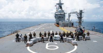 Французские моряки изъяли рекордный груз кокаина и разложили его на палубе — фото