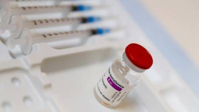 В Испании решили прививать вакциной AstraZeneca людей до 65 лет