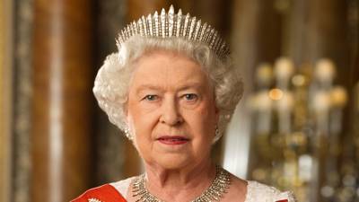 Британский ювелир оценил драгоценные броши королевы Елизаветы II
