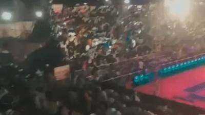 В Индии огромная трибуна рухнула с сотнями сидящих на ней людей — видео