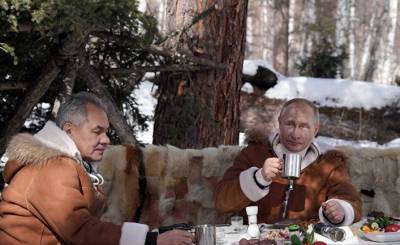 Путин – волк в овечьей шкуре: президент РФ обедает на свежем воздухе главой минобороны в Сибири… составив новый «расстрельный список», где есть и 6 жителей Британии (Daily Mail, Великобритания)