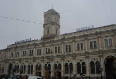 Бывший полицейский за взятки разрешал нелегальную уличную торговлю у Московского вокзала