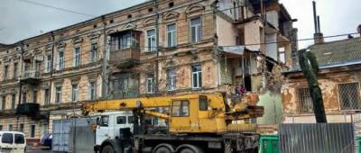 В Одессе восстанавливают рухнувшую стену дома на Нежинской