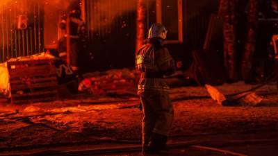 Спасатели ликвидировали открытое горение на складе в Артеме