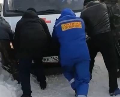 В Кемерове машина скорой помощи застряла в снегу