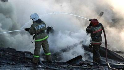 Склад в Приморье загорелся на площади 400 кв. метров