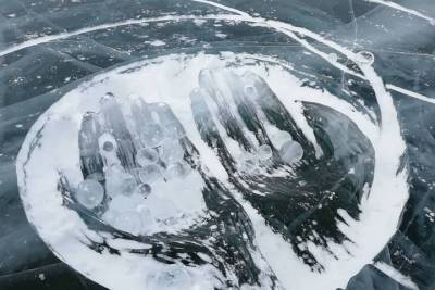 На льду Байкала в Бурятии появились две огромные ладони - ulan.mk.ru - респ.Бурятия - район Северо-Байкальский