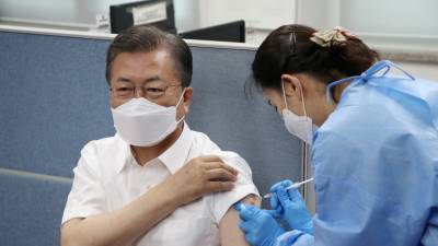 Президент Южной Кореи привился от коронавируса вакциной AstraZeneca